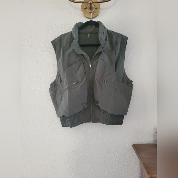 Free People movement off the grid vest army green Hiking - mayfly Large Nwot - Picture 4 of 11